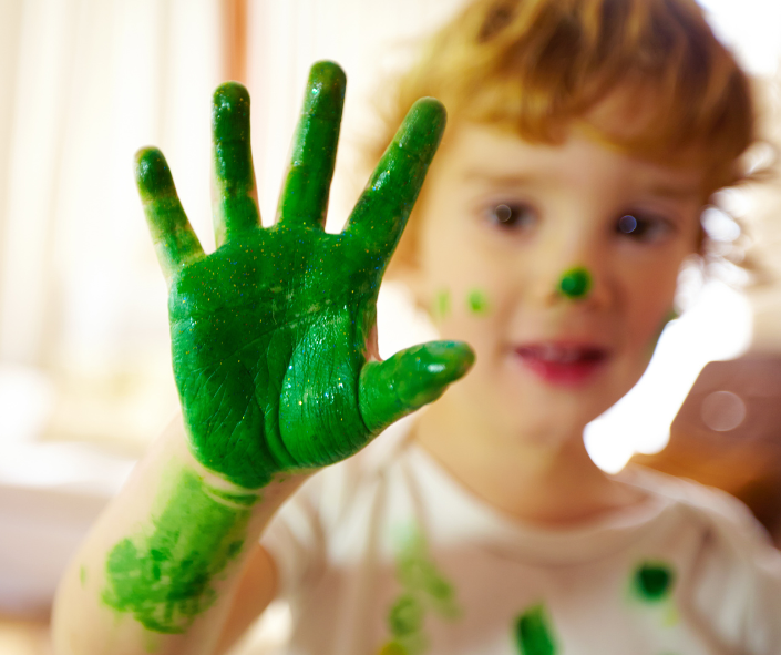 peinture écologique verte sur main d'un enfant